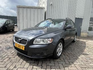 Vaurioauto  passenger cars Volvo V-50 V50 (MW) Combi 1.6 D 16V (D4164T) [81kW]  (01-2005/12-2011) 2009/12