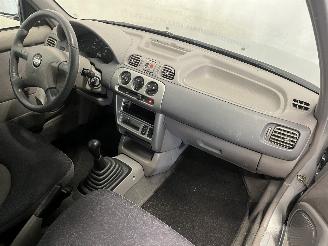 Nissan Micra Micra (K11) Hatchback 1.4 16V (CGA3DE) [60kW]  (09-2000/02-2003) picture 11