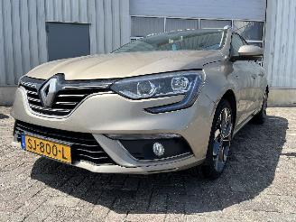 damaged passenger cars Renault Mégane Megane IV Estate (RFBK) Combi 5-drs 1.2 Energy TCE 130 (H5F-408(H5F-F4=
)) [97kW]  (04-2016/...) 2018/4