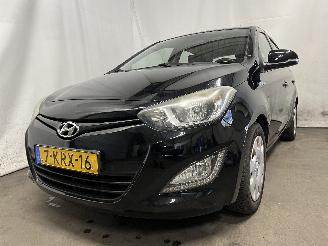 Vaurioauto  passenger cars Hyundai I-20 i20 Hatchback 1.2i 16V (G4LA) [63kW]  (03-2012/12-2015) 2013/6