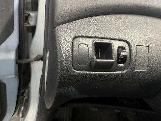 Toyota Yaris Yaris (P1) Hatchback 1.3 16V VVT-i (2SZFE) [64kW]  (04-2002/09-2005) picture 18
