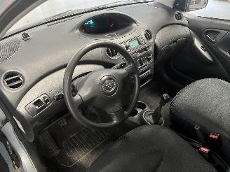 Toyota Yaris Yaris (P1) Hatchback 1.3 16V VVT-i (2SZFE) [64kW]  (04-2002/09-2005) picture 12