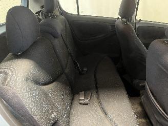 Toyota Yaris Yaris (P1) Hatchback 1.3 16V VVT-i (2SZFE) [64kW]  (04-2002/09-2005) picture 11