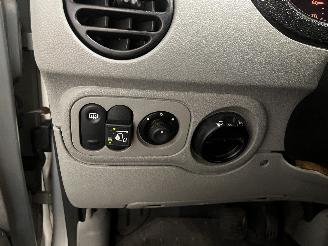 Renault Kangoo Kangoo (KC) MPV 1.6 16V (K4M-752) [70kW]  (06-2001/01-2008) picture 26