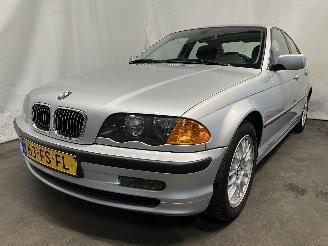 Schadeauto BMW 3-serie 3 serie (E46/4) Sedan 323i 24V (M52TU-B25(256S4)) [125kW]  (03-1998/09=
-2000) 2000/6