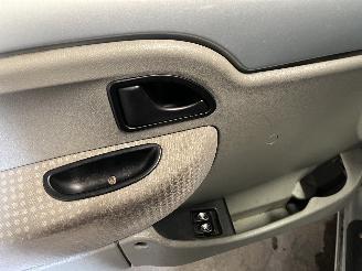 Renault Kangoo Kangoo (KC) MPV 1.6 16V (K4M-752) [70kW]  (06-2001/01-2008) picture 12