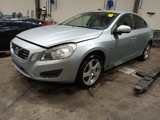 demontáž osobní automobily Volvo S-60 S60 II (FS) Sedan 2.0 D3 20V (D5204T2) [120kW]  (04-2010/12-2014) 2011