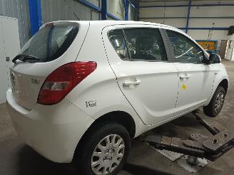 Hyundai I-20 i20 Hatchback 1.2i 16V (G4LA) [57kW]  (09-2008/12-2012) picture 3