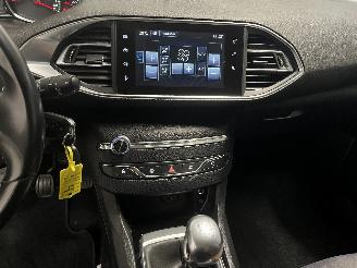 Peugeot 308 308 (L3/L8/LB/LH/LP) Hatchback 5-drs 1.2 12V e-THP PureTech 130 (EB2DT=
S(HNY)) [96kW]  (11-2013/06-2021) picture 17