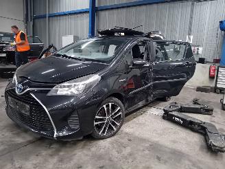 Coche siniestrado Toyota Yaris Yaris III (P13) Hatchback 1.5 16V Hybrid (1NZ-FXE) [74kW]  (03-2012/09=
-2020) 2015/9