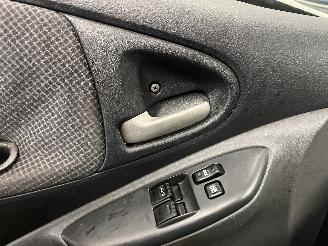 Toyota Yaris Yaris (P1) Hatchback 1.0 16V VVT-i (1SZFE) [48kW]  (03-2003/09-2005) picture 26