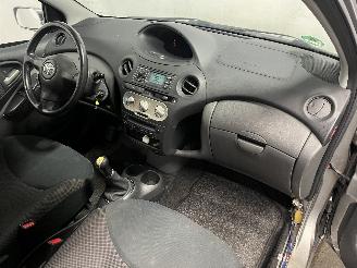 Toyota Yaris Yaris (P1) Hatchback 1.0 16V VVT-i (1SZFE) [48kW]  (03-2003/09-2005) picture 16