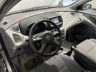 Nissan Almera Almera Tino (V10M) MPV 1.8 16V (QG18DE) [85kW]  (12-2002/02-2006) picture 16