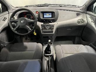 Nissan Almera Almera Tino (V10M) MPV 1.8 16V (QG18DE) [85kW]  (12-2002/02-2006) picture 15