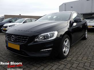 uszkodzony samochody osobowe Volvo V-60 2.0 D2 Nordic+ 120pk Navi 2016/10