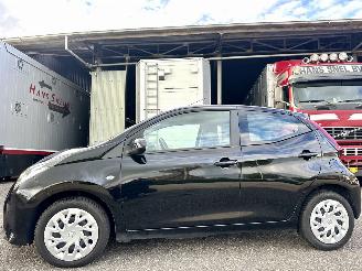 Schadeauto Toyota Aygo 1.0 VVT-i 72pk X-Play 5drs - 51dkm nap - camera - airco - cruise - aux - usb - bleutooth - stuurbediening 2021/11