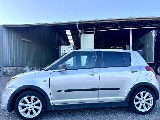Coche accidentado Suzuki Swift 1.3i 92pk GLS 5drs - nap - airco - camera - touchscreen multimedia - bleutooth - alcantara hemel + stuur 2006/10