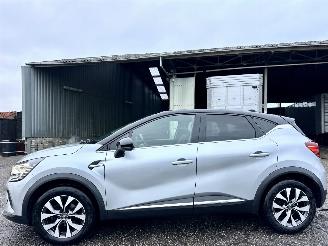 Vaurioauto  passenger cars Renault Captur 1.0 TCe Turbo 101pk Intens - nap - navi - camera - pdc v+a - keyless - virtual - front + line assist - sfeerverl 2019/12
