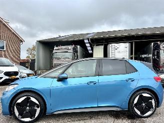 skadebil auto Volkswagen ID.3 Pro S Bus 77kWh 204pk aut - 38dkm nap - 1e eig - navi - massage + mem l+r - cam - stoelverw - keyless - sfeerverl 2024/4
