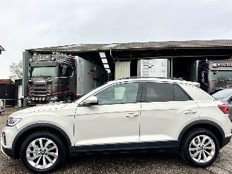 Vaurioauto  passenger cars Volkswagen T-Roc 1.5 TSI 150pk 7-Traps aut + F1 Life Ed - 7dkm nap - navi - cam - virtual - front + line + park assist - keyless 2024/12