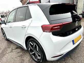 Volkswagen ID.3 gereserveerd 58kWh 204pk aut First Plus - nap - navi - cam - keyless - 19 inch - stuurverw - front + line assist - sfeerverl picture 6