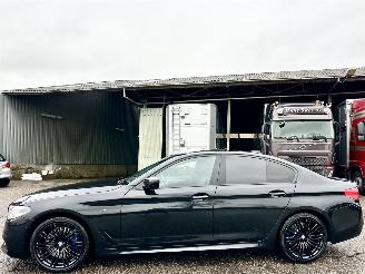 Schadeauto BMW 5-serie 540i 340pk aut + f1 High Exe M-Sport - schuifdak - hud - softclose - b&w - 360cam - stoelvent - stuurverw 2017/4