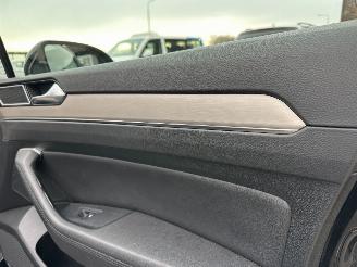 Volkswagen Passat 1.4 TSI 150pk 7-traps aut + f1 Highline sedan - navi - camera - front + line assist - stuurverw - stoelverw picture 52