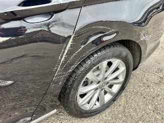 Volkswagen Passat 1.4 TSI 150pk 7-traps aut + f1 Highline sedan - navi - camera - front + line assist - stuurverw - stoelverw picture 12