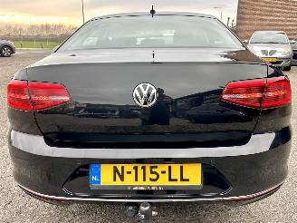 Volkswagen Passat 1.4 TSI 150pk 7-traps aut + f1 Highline sedan - navi - camera - front + line assist - stuurverw - stoelverw picture 6
