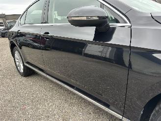Volkswagen Passat 1.4 TSI 150pk 7-traps aut + f1 Highline sedan - navi - camera - front + line assist - stuurverw - stoelverw picture 84