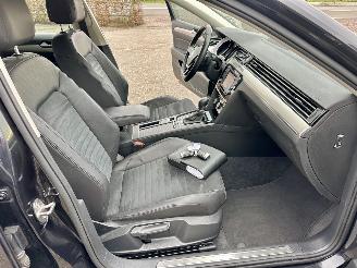 Volkswagen Passat 1.4 TSI 150pk 7-traps aut + f1 Highline sedan - navi - camera - front + line assist - stuurverw - stoelverw picture 49
