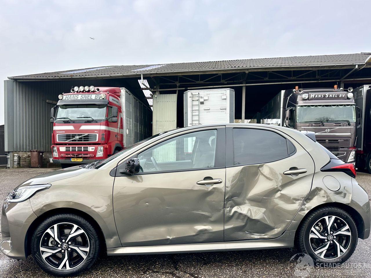 Toyota Yaris 1.5 Hybrid 115 automaat First Edition - nap - facelift - navi - camera - keyless - front + line assist - rijdbaar