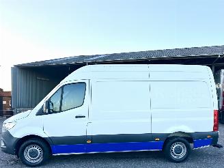damaged commercial vehicles Mercedes Sprinter 316 2.2 CDI 163pk 7-traps aut L2/H2 - nap - navi - camera - zwarte hemel - trekh - elektr pakket - 4x Michelin 2020/10