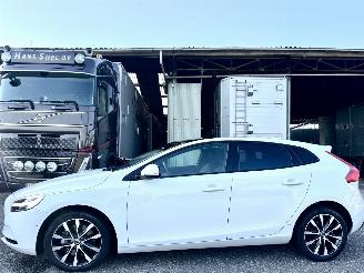 Schadeauto Volvo V-40 1.5 T3 152pk Aut + f1 Dynamic Ed - nap - pano - 2018/9