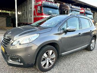 Peugeot 2008 1.2 PureTech 82pk aut + f1 Allure - 33dkm nap - 1e eig - navi - pdc v+a - lmv - clima + cruise contr picture 2