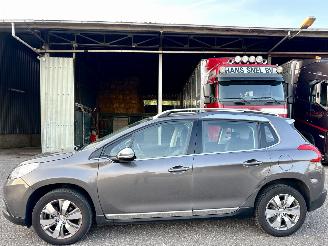 krockskadad bil auto Peugeot 2008 1.2 PureTech 82pk aut + f1 Allure - 33dkm nap - 1e eig - navi - pdc v+a - lmv - clima + cruise 2015/5