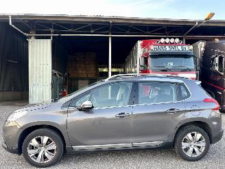 Vaurioauto  passenger cars Peugeot 2008 1.2 PureTech 82pk aut Allure - 33dkm nap - 1e eig - 2015/5