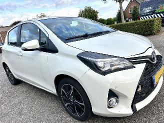 Toyota Yaris 1.3 VVT-i 99pk aut + f1 Dynamic - 48dkm nap - 1e eig - navi - cam - pdc v+a - airco - cruise - parelmoer picture 3