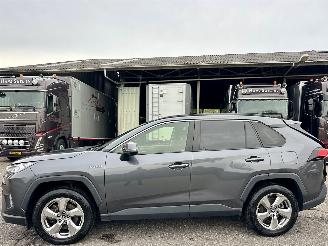 skadebil auto Toyota Rav-4 2.5 Hybrid 178pk Business Intro - nap - alarm - navi - 2x cam - leer - keyless - jbl - front + line assist 2019/11