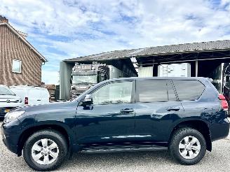 Unfall Kfz Van Toyota Landcruiser 2.8D-4D F 204pk aut 4WD Comfort high roof window van - nw model - leer - stoelverw - keyless - camera 2021/8
