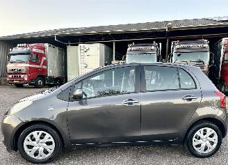 Coche accidentado Toyota Yaris 1.3 VVT-I 87pk Sol MMT Automaat 5drs - navi - airco - lmv - 80dkm - elektr ramen voor - elektr spiegels 2008/10