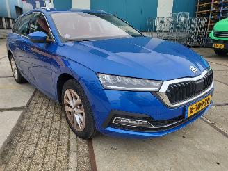 krockskadad bil auto Skoda Octavia Skoda Octavia Combi 1.5 E hybride -TSI Business Edition Plus 2024/3