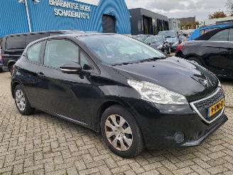 Coche accidentado Peugeot 208 1.0 VTi Access COOL  2E eigenaar motor loopt op 2 cil ,rijdt nog wel 2014/10