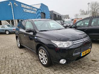 Schadeauto Mitsubishi Outlander Outlander PHEV Instyle 4WD plug in hybride 2013/10