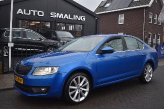 Schadeauto Skoda Octavia 1.6 Tdi Elegance Businessline 105Pk *Navi/Clima/Stoelverwarming/Xenon 2013/11