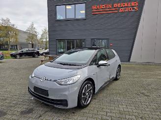 damaged passenger cars Volkswagen ID.3 Pro Performance 1ST 62kWh 150 KW 204pk / ACC / 18\" Lmv 2020/9
