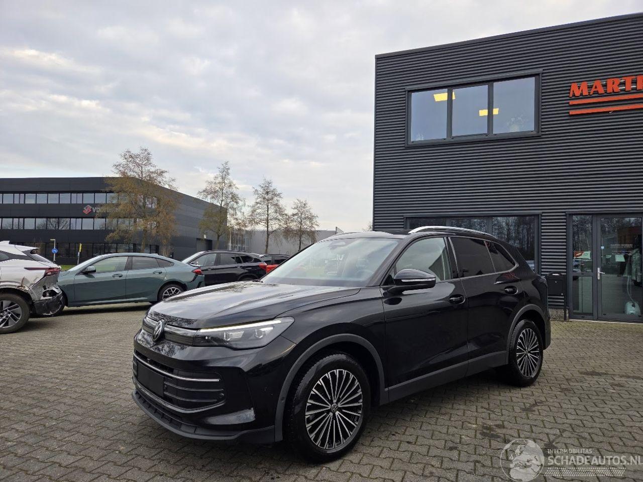 Volkswagen Tiguan IQ / AUTOMAAT / LEER / PANODAK / 18 DKM
