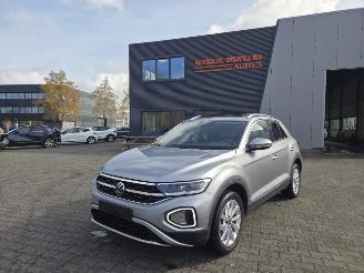 Schadeauto Volkswagen T-Roc STYLE / PANO / DIG COCKPIT / NAVI CAMERA  / STOELMASSAGE 2022/10