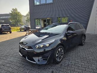krockskadad bil auto Kia Ceed PLUG-IN  HYBRIDE / AUTOMAAT / 34 DKM 2023/7