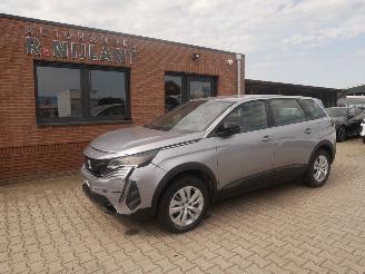 damaged passenger cars Peugeot 5008 ACTIVE PACK HYBRID 7 PERSOONS 2024/10
